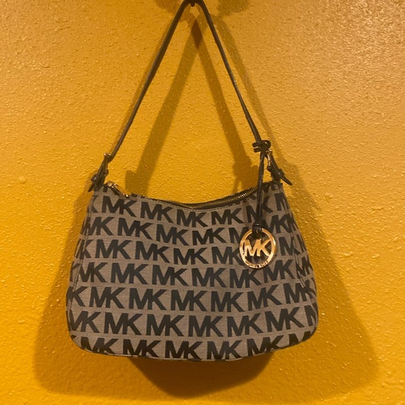 MICHAEL Michael Kors Handbags - Like new Michael Kors hand bag. Signature black and tan.